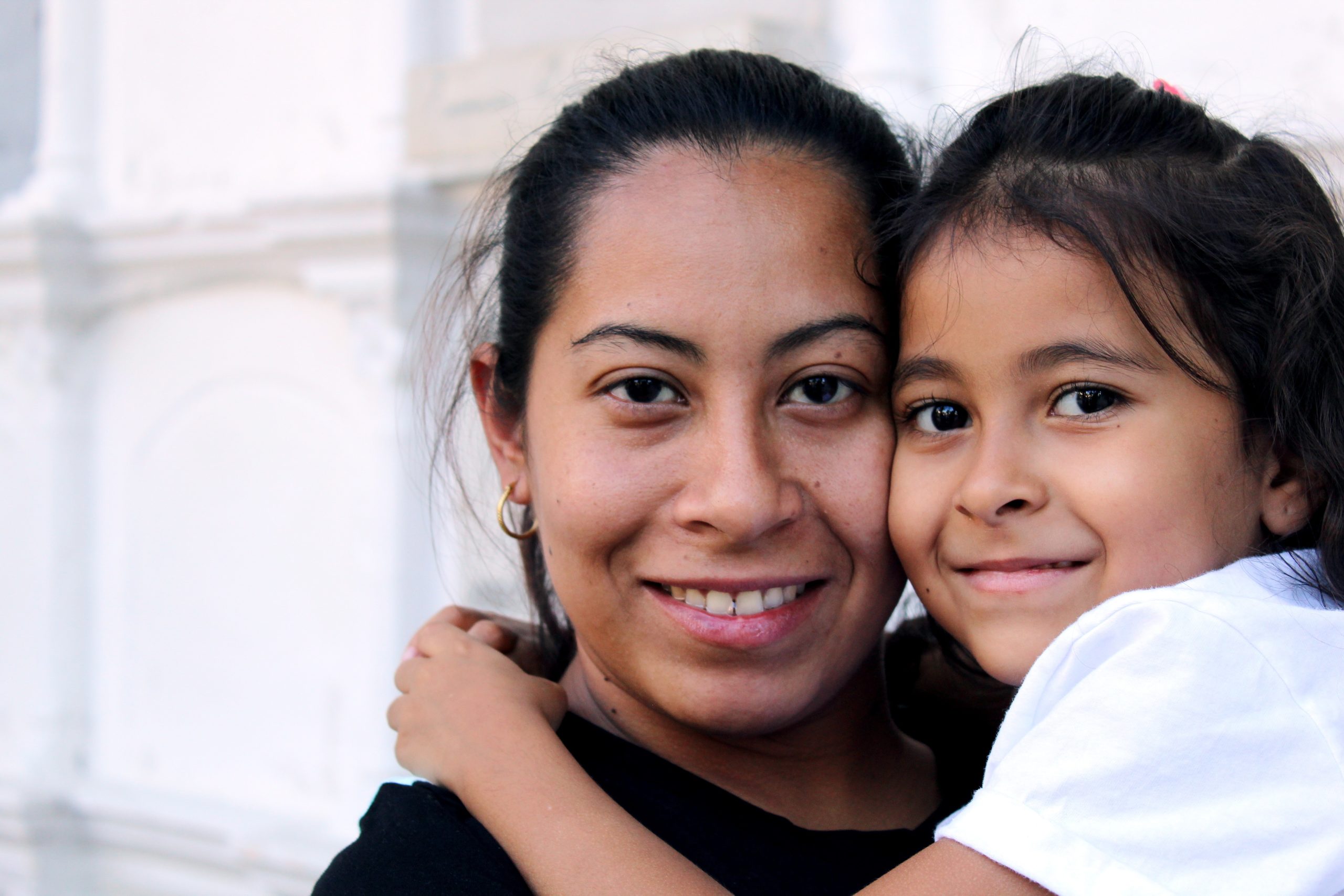 jhon-david-3WgkTDw7XyE-unsplash Hispanic woman with her daughter.